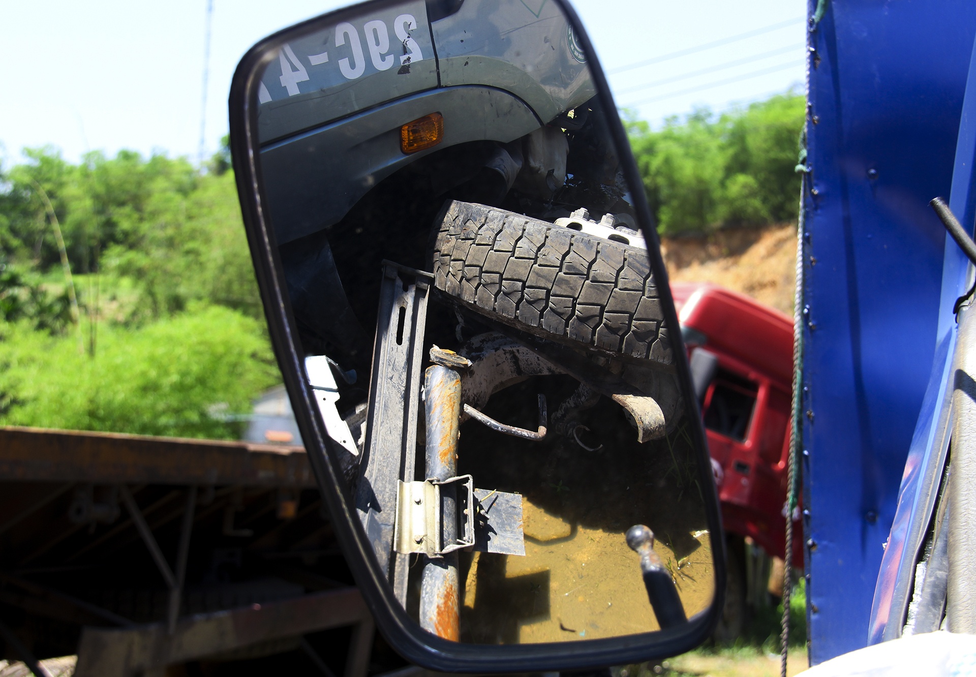 nghia dia xe gap tai nan anh 12