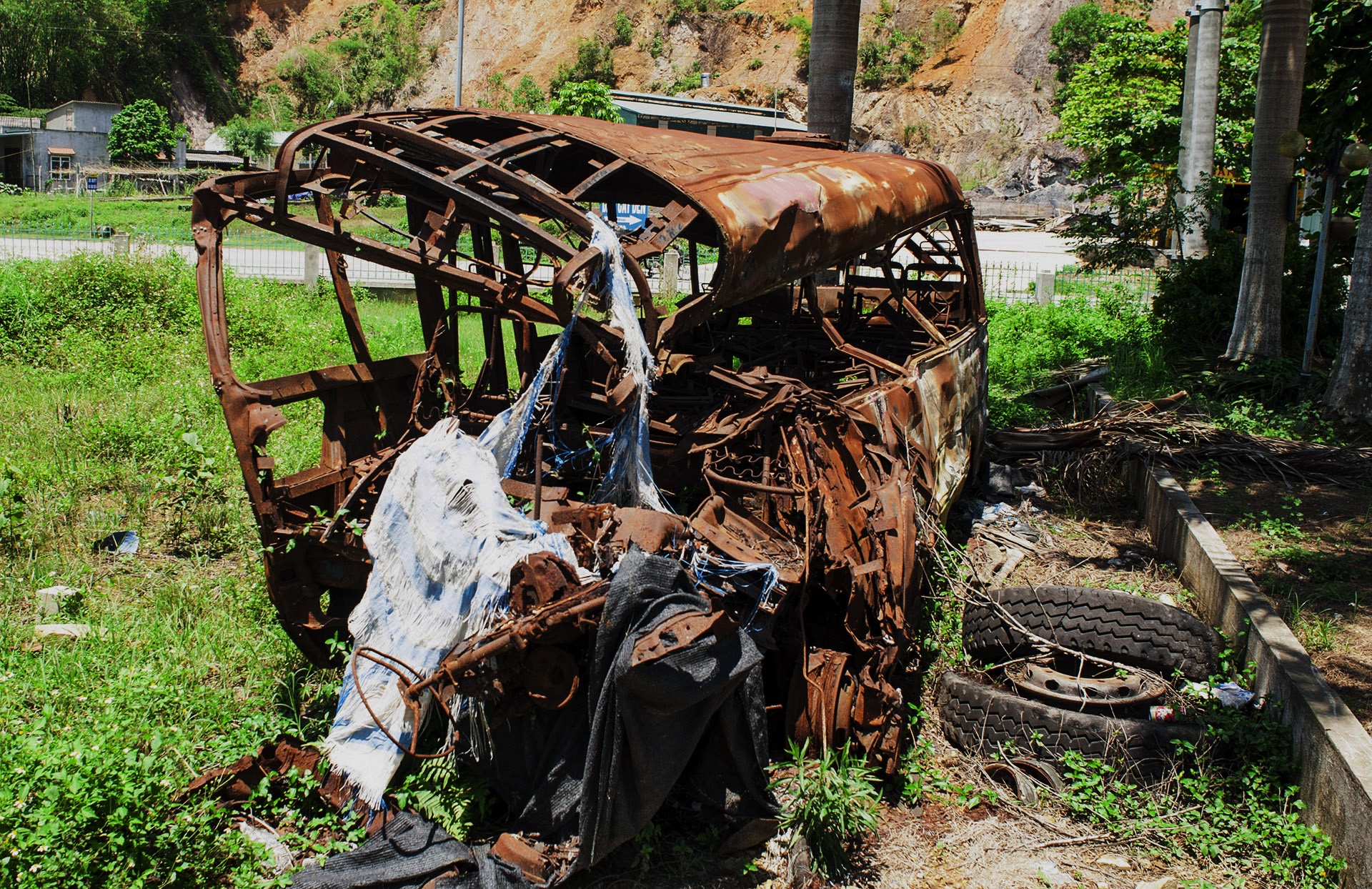 nghia dia xe gap tai nan anh 13