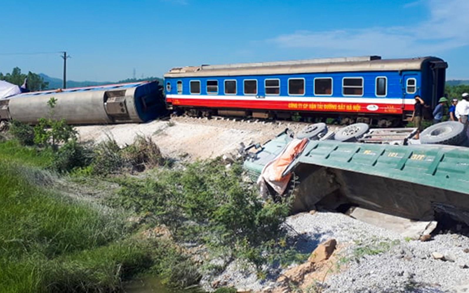 Duong sat te liet sau vu lat tau o Thanh Hoa hinh anh