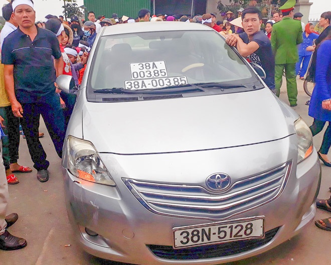 Giang cap bac mot cong an di xe bien gia trong vu tai nan chet nguoi hinh anh