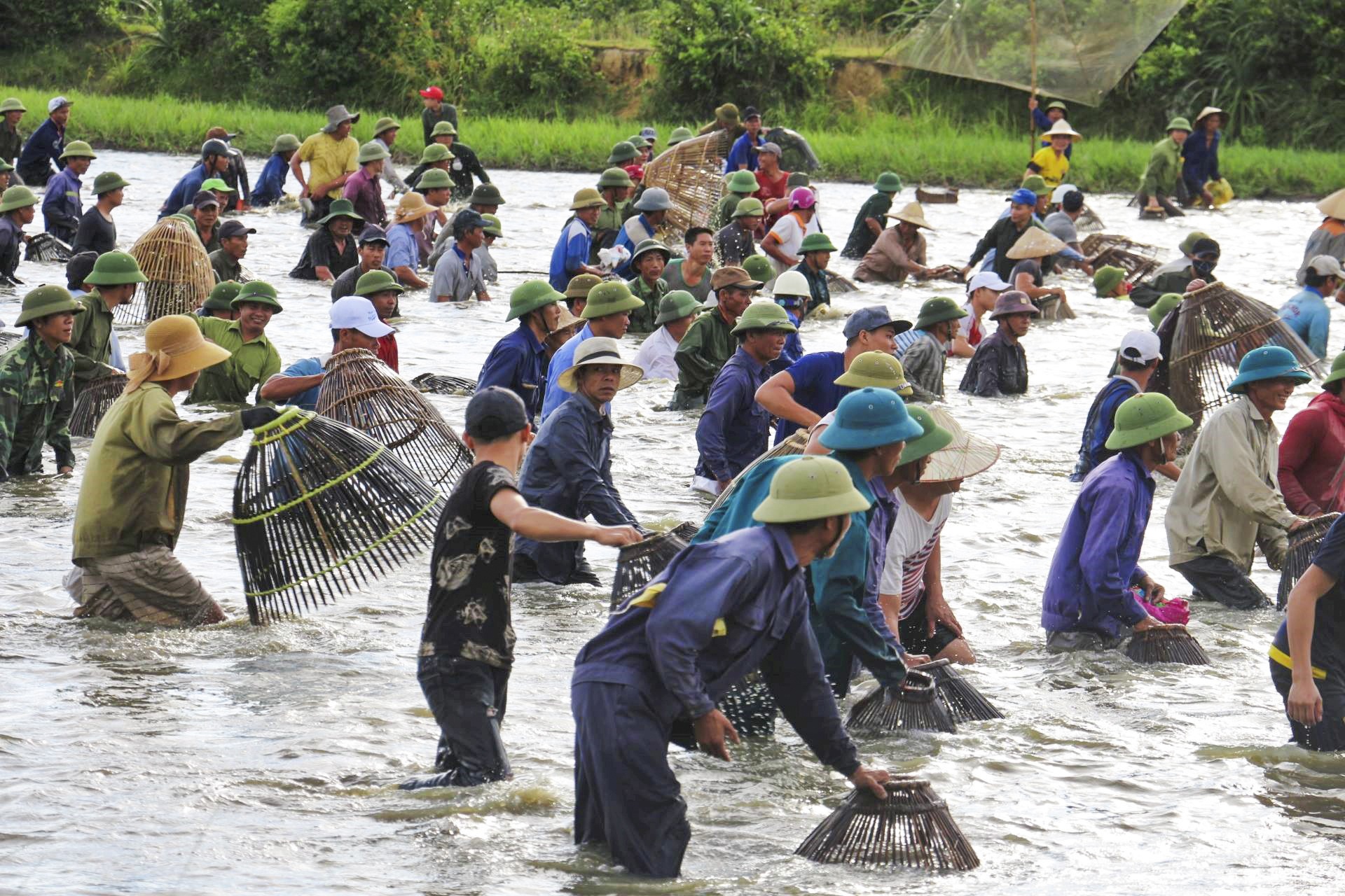 Nguoi dan do ve danh bat ca cau may hinh anh