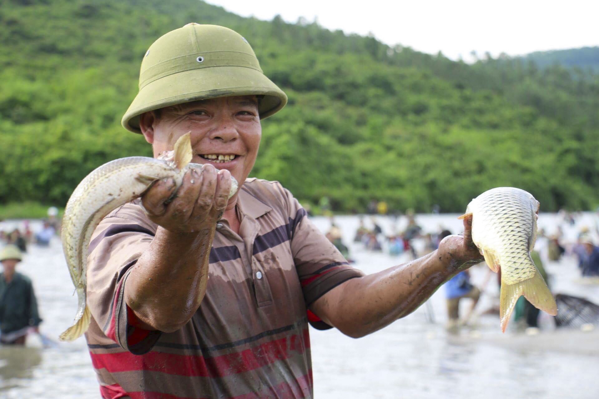 Hang tram nguoi do xuong dam bat ca cau may hinh anh