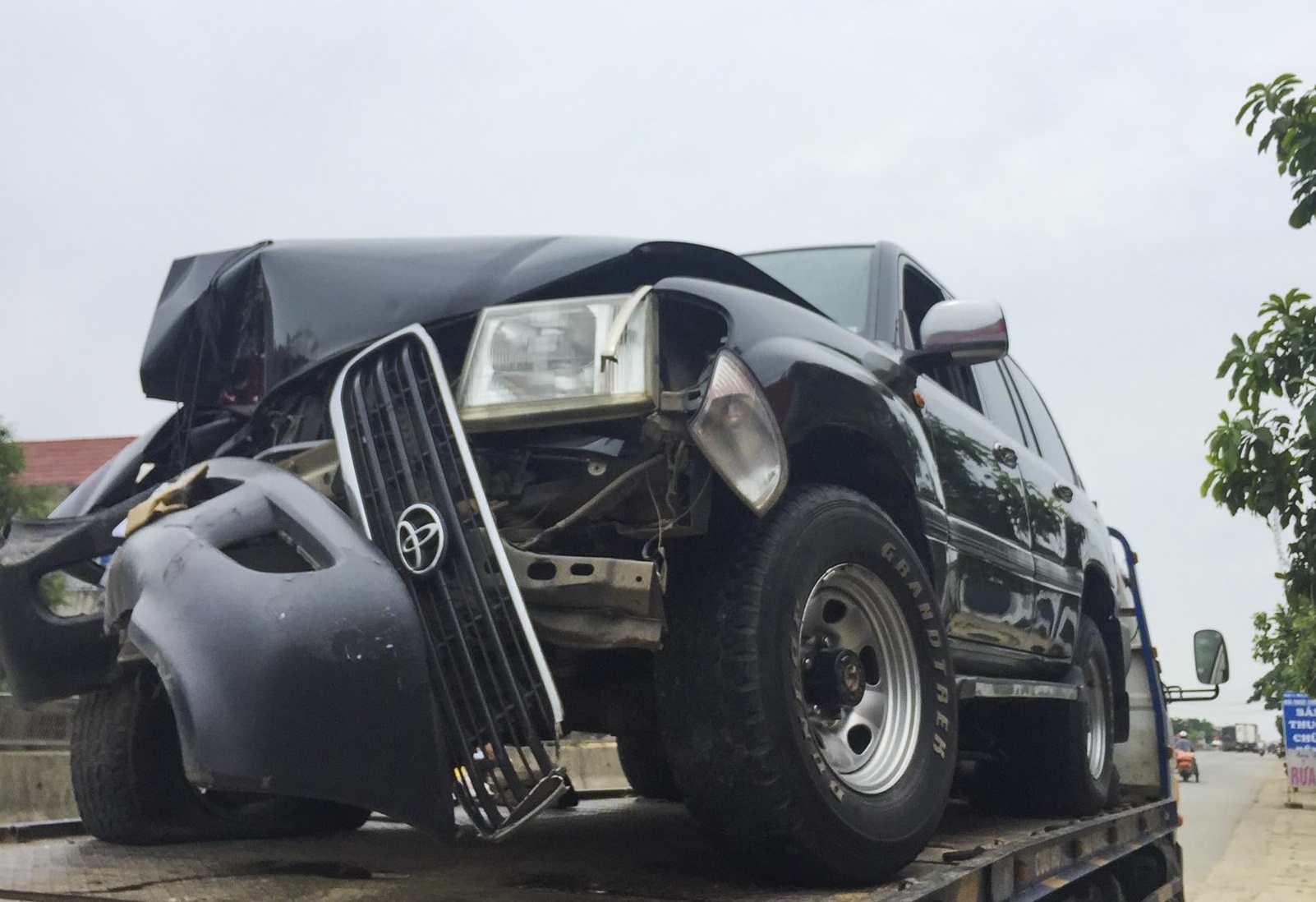 oto bien xanh gay tai nan anh 2