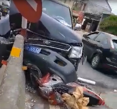 Oto bien xanh tong nguoi dan ong vang hon 10 m hinh anh