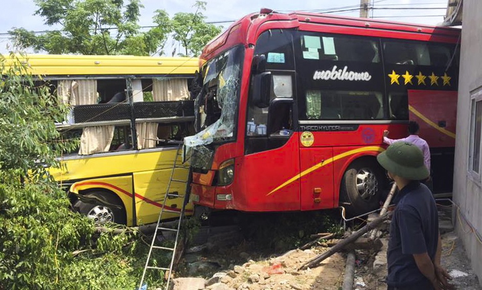 Xe khach tong nhau truoc quan com, hang chuc khach thoat nan hinh anh