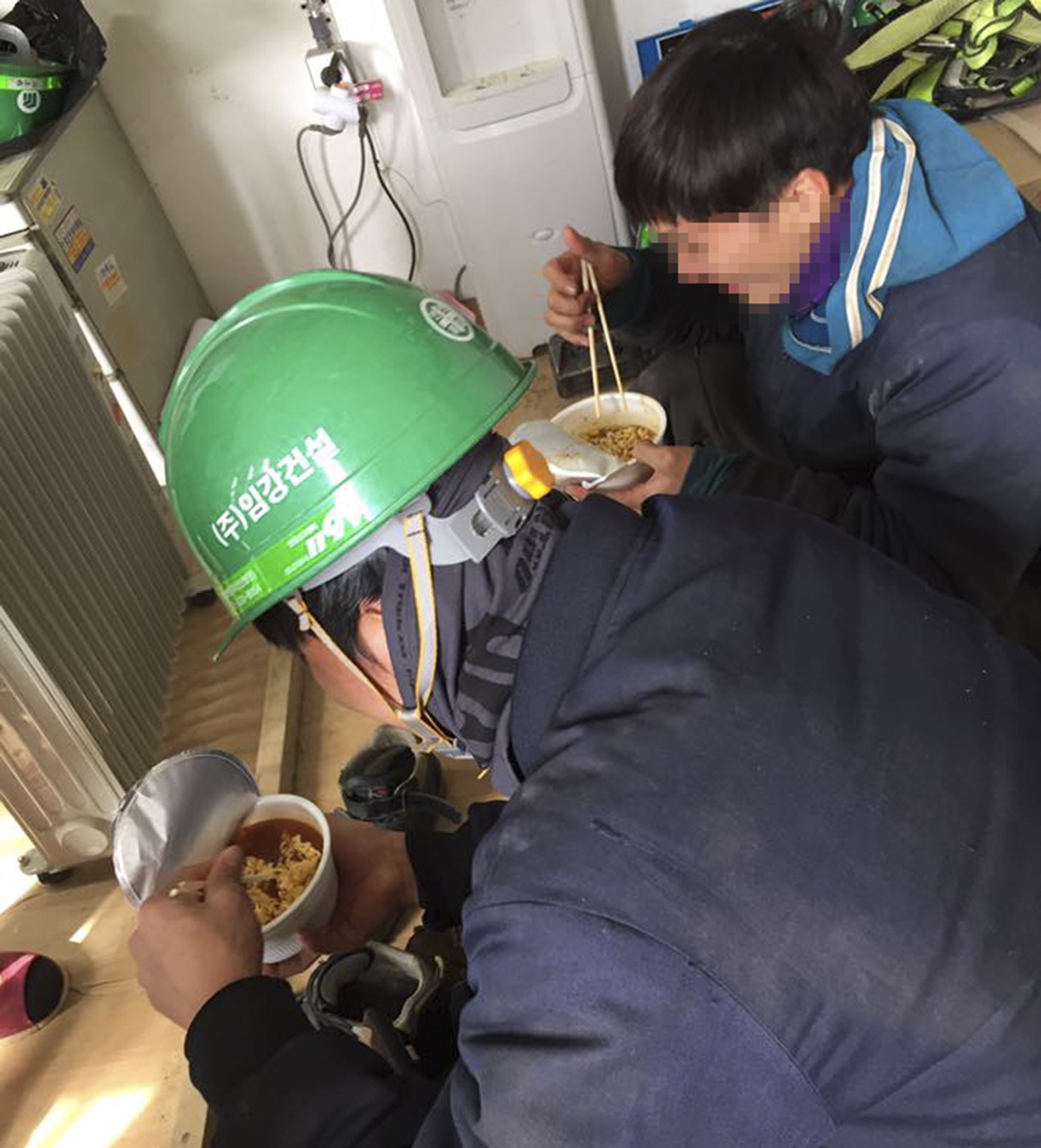 nguoi lao dong cu tru bat hop phap anh 2