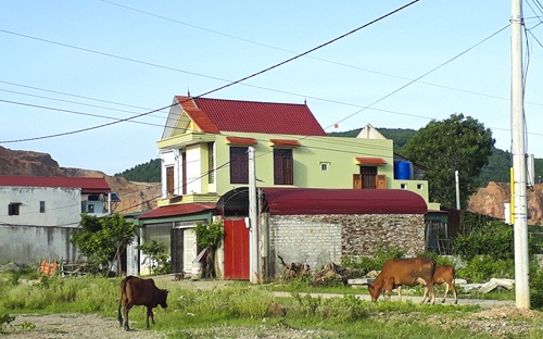 Bi thu xa bi cam di khoi noi cu tru vi sai pham cap dat hinh anh