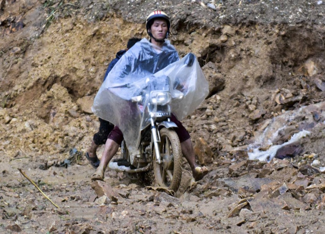 Dat da sat lo chia cat quoc lo huyet mach Lao Cai - Lai Chau hinh anh