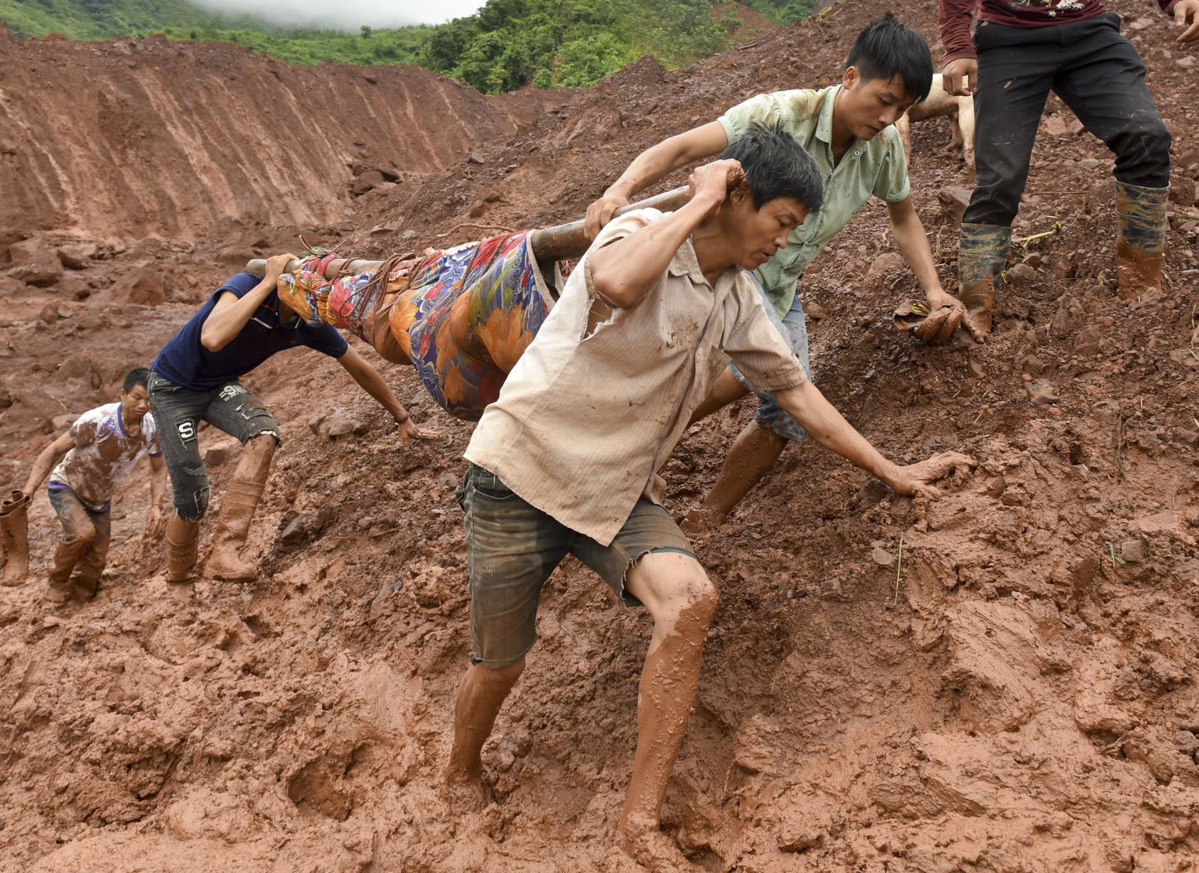 Mua lu cuon troi, chon vui 5 nguoi duoi lop bun day hang met hinh anh