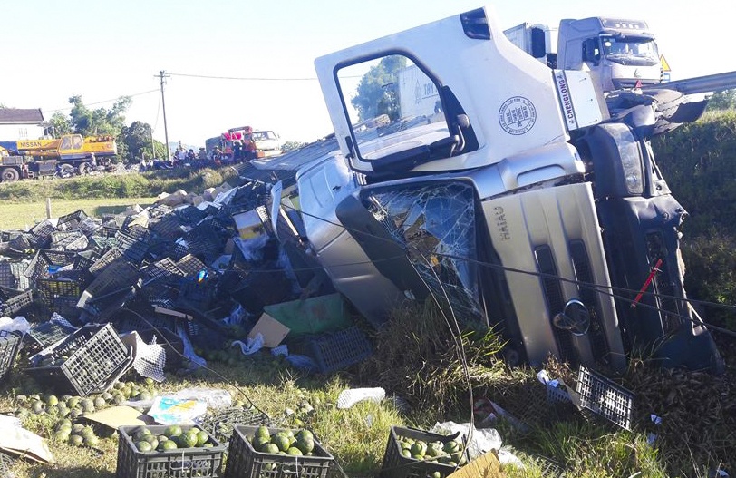 Lat xe container cho hon 20 tan hoa qua, dan gom giup tai xe hinh anh