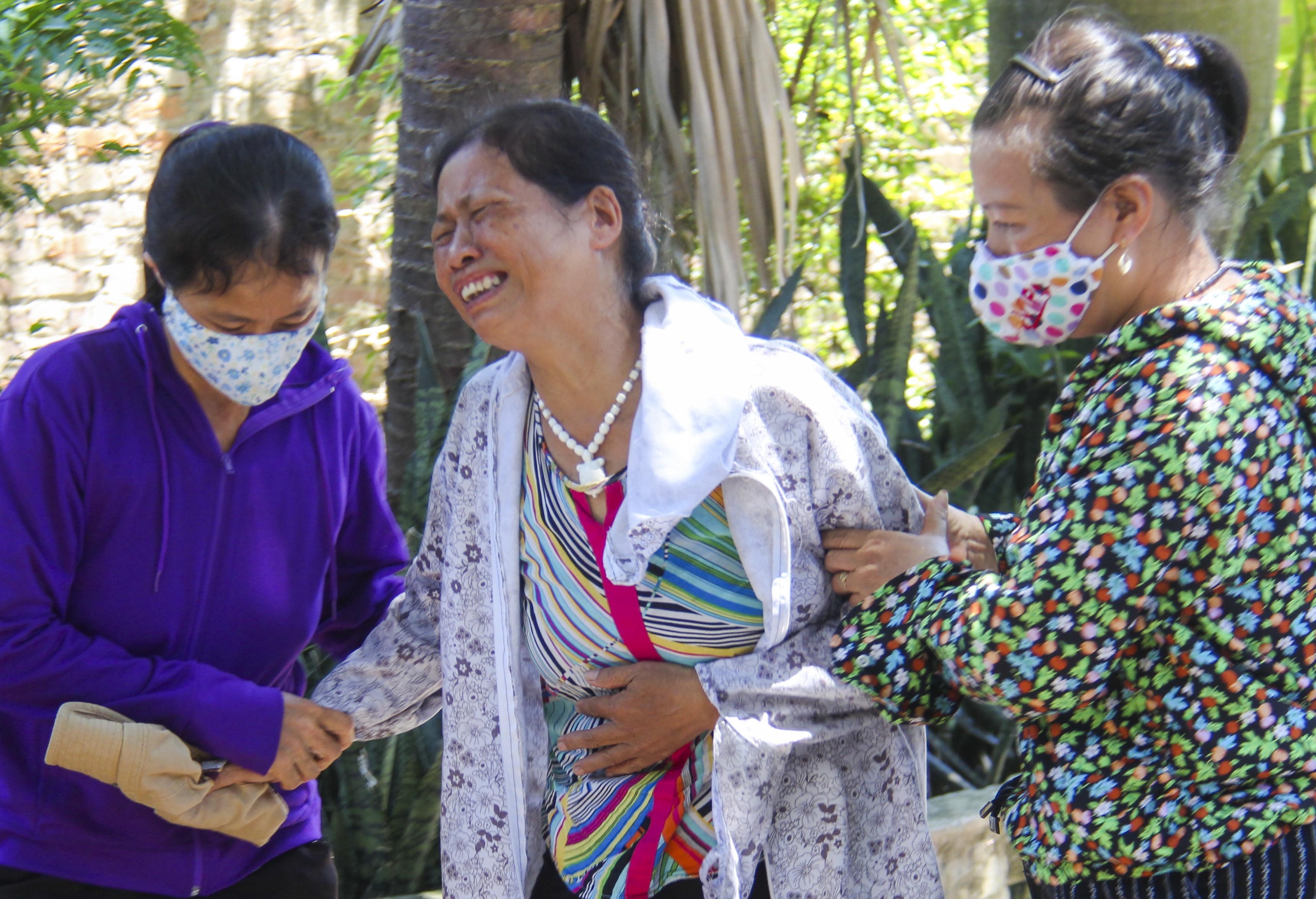 Me nu phong vien Dang Tuyen khoc ngat tai buoi tai dung hien truong hinh anh