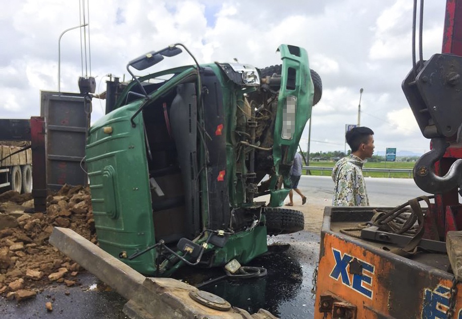 Oto tai phoi bung duoi ruong sau tai nan, tai xe thoat chet hinh anh