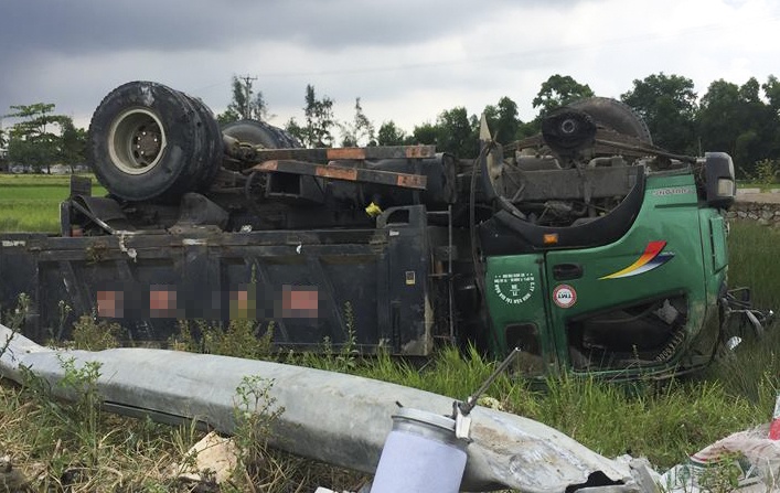 Oto tai phoi bung duoi ruong sau va cham hinh anh