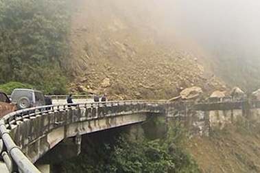 Quoc lo 8A sat lo do mua keo dai hinh anh