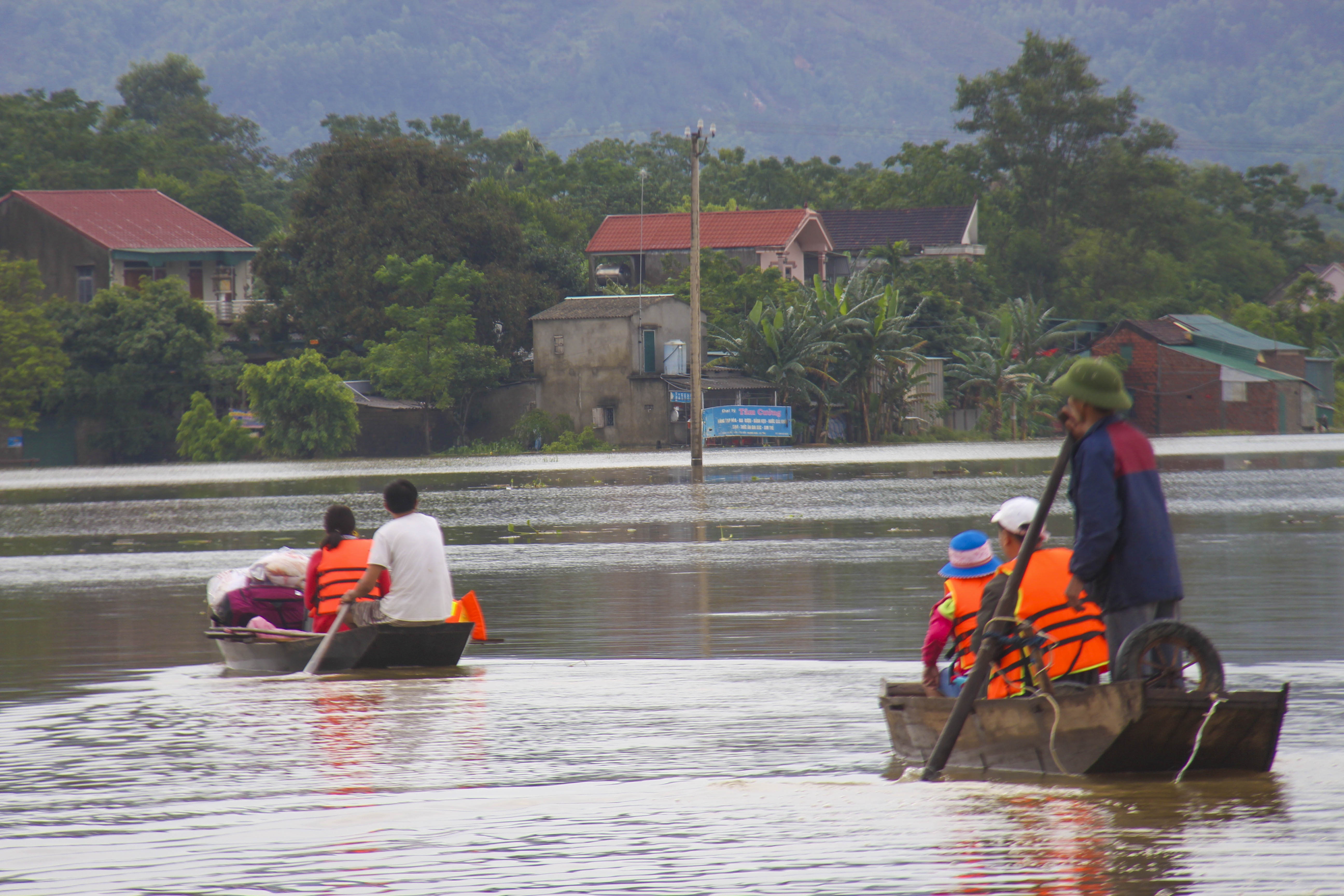 Nuoc lu bao vay, tru so xa 3 ngay chua the giao dich hinh anh
