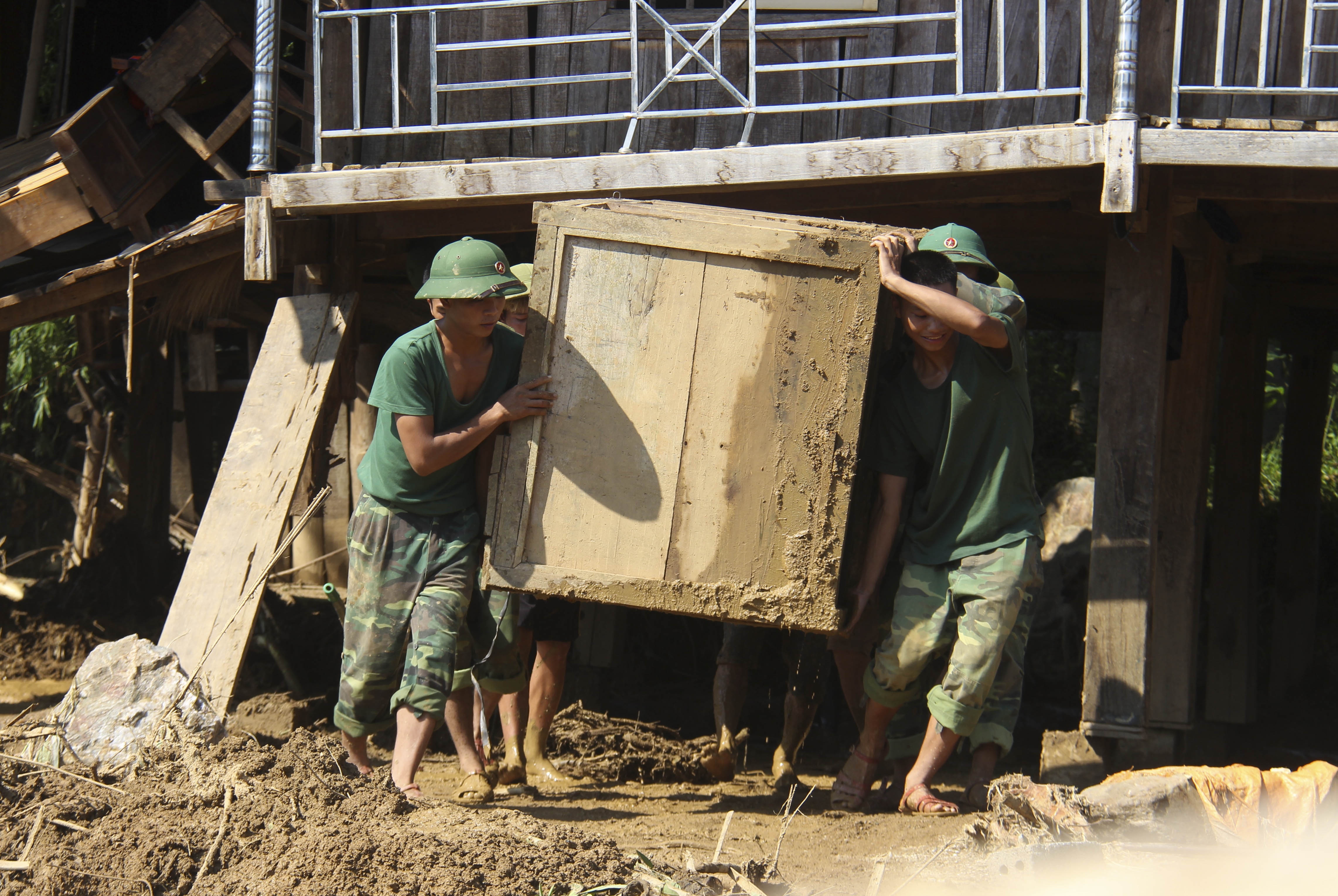 thi the nguoi dan ong duoi dong dat da anh 2