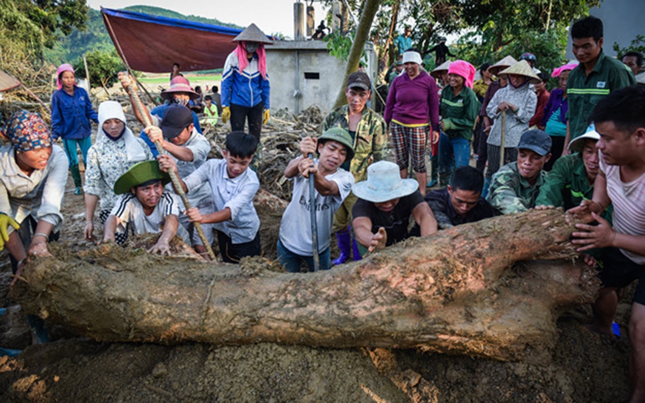 thi the nguoi dan ong duoi dong dat da anh 1