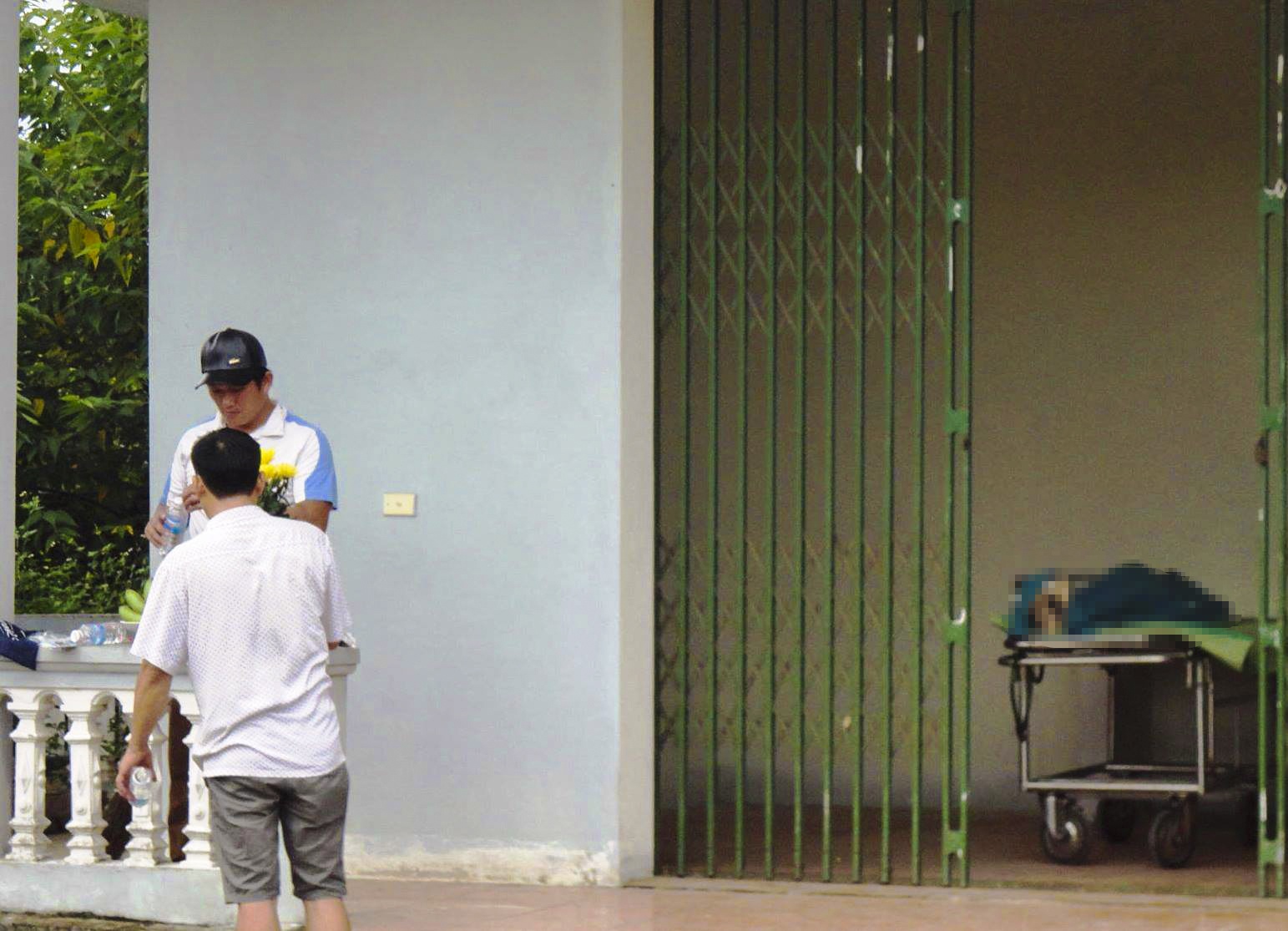 Trung ta cong an dot tu tren xe khach hinh anh