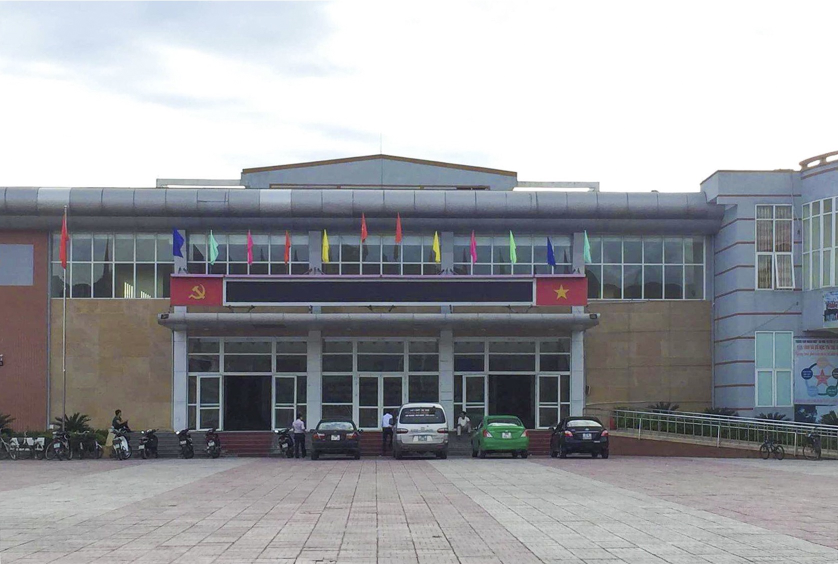 Giam doc trung tam van hoa bi dinh chi cong tac vi danh cap duoi hinh anh