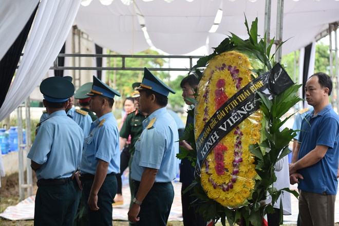 Nguoi dan tiec thuong tien dua hai phi cong Su-22 hinh anh