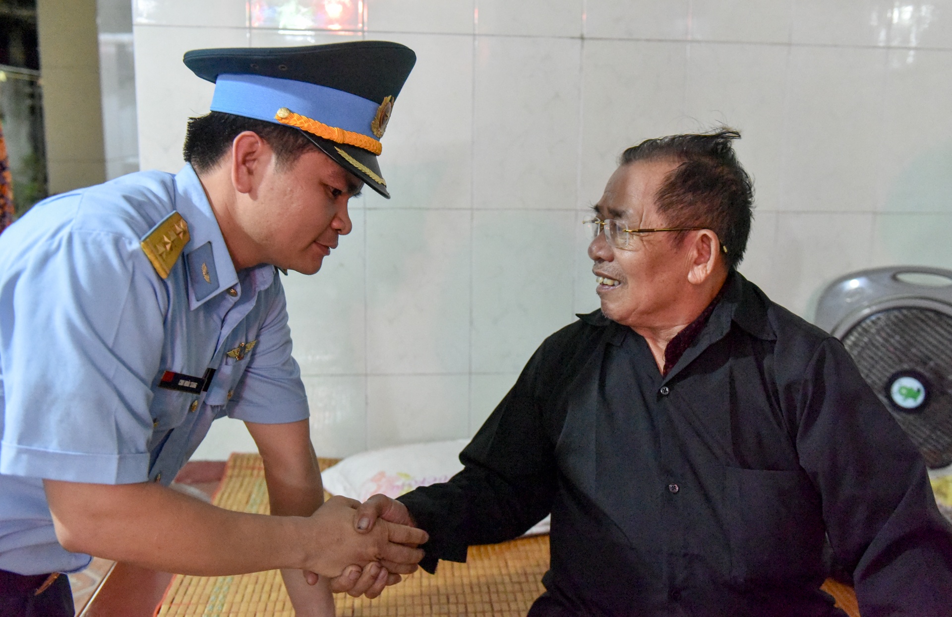 Bo phi cong Su-22: 'Nam no thiet thoi tu nho' hinh anh