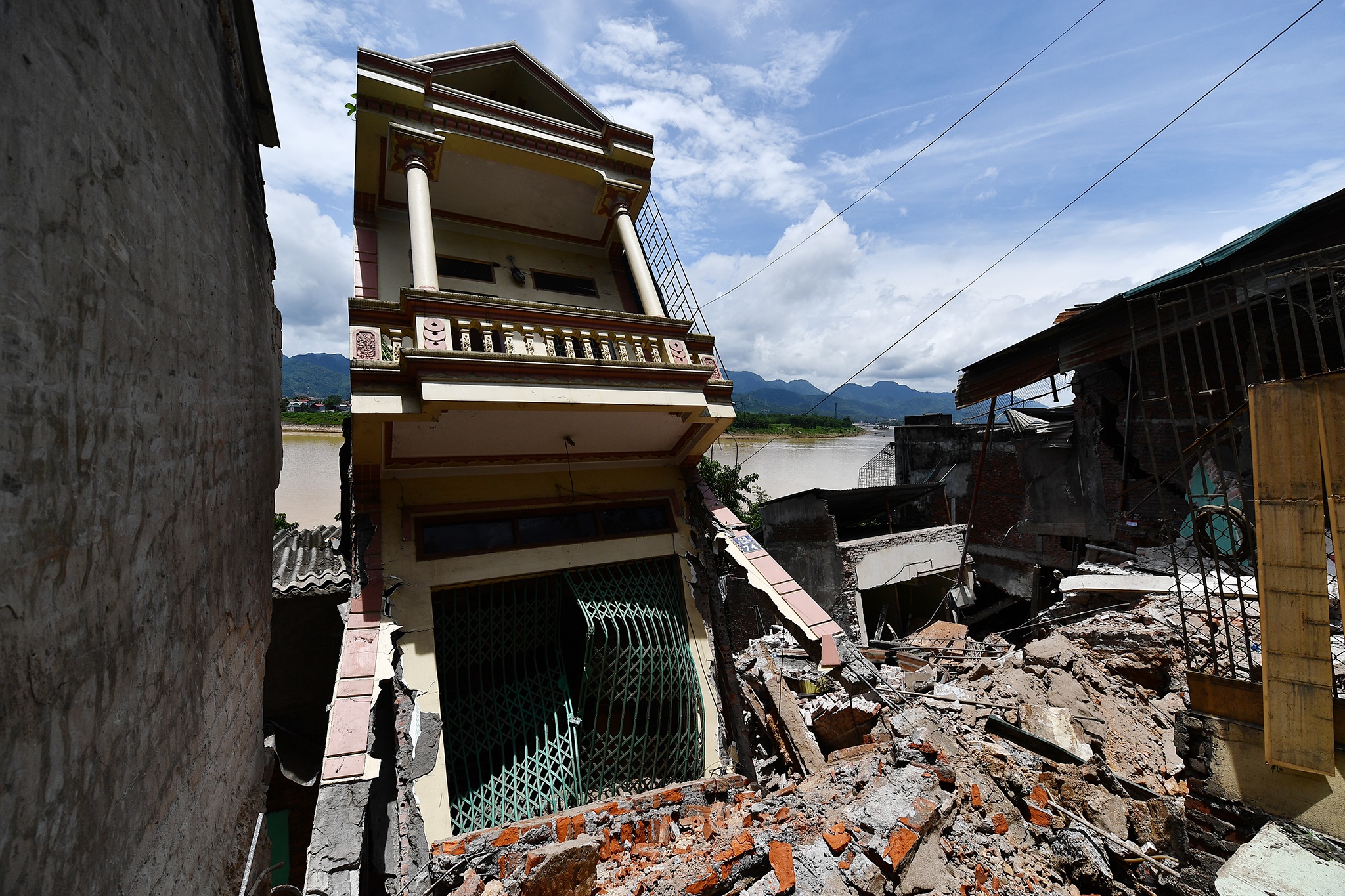 Sập nhà ở Hoà Bình ảnh 3 Sap nha o Hoa Binh anh 3