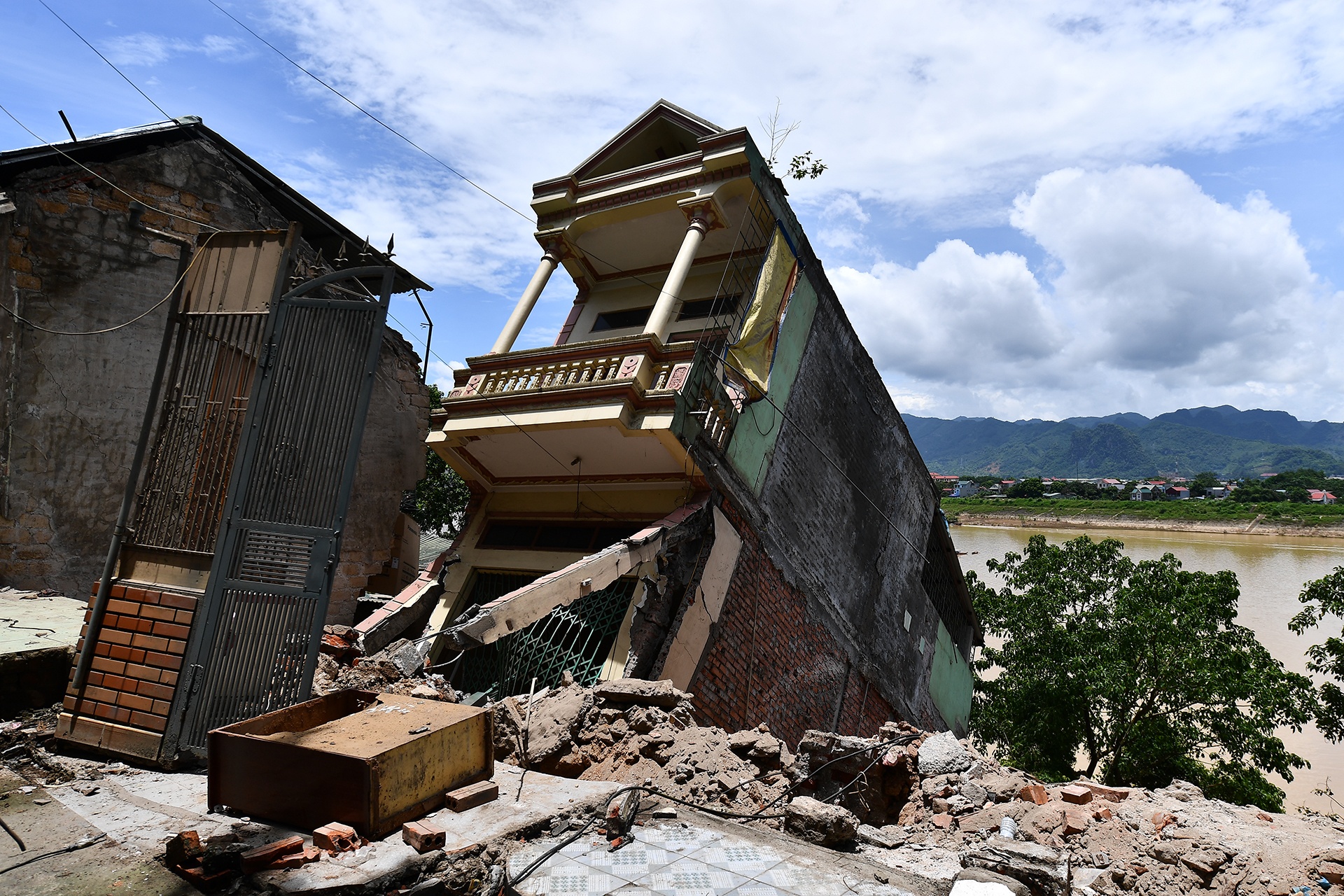'Chua day 10 phut, 9 can nha da do sup xuong song Da' hinh anh