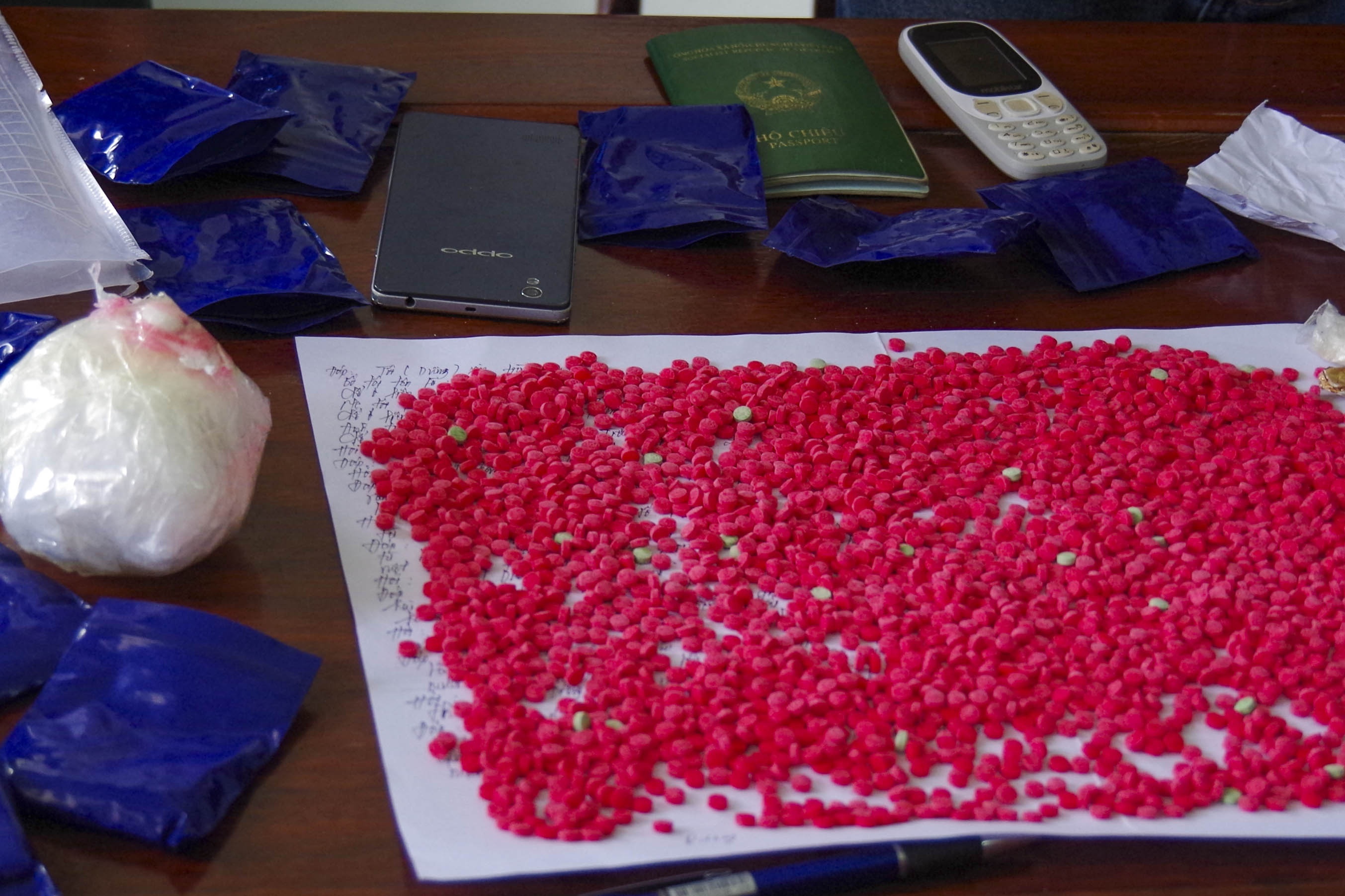 Oto bien so Lao cho 3.000 vien ma tuy tong hop hinh anh