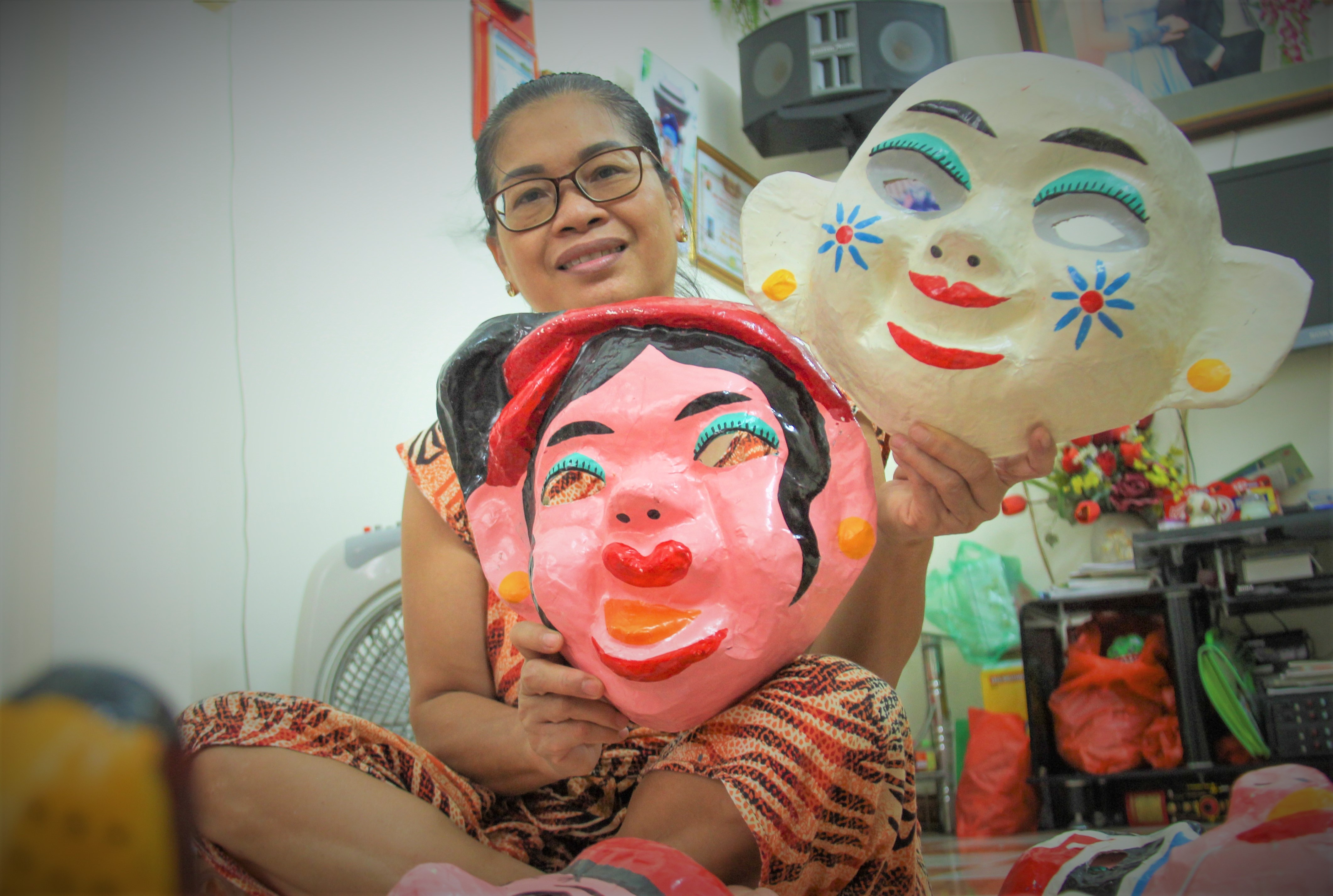 Cap vo chong cuoi cung luu giu nghe lam mat na giay boi hinh anh