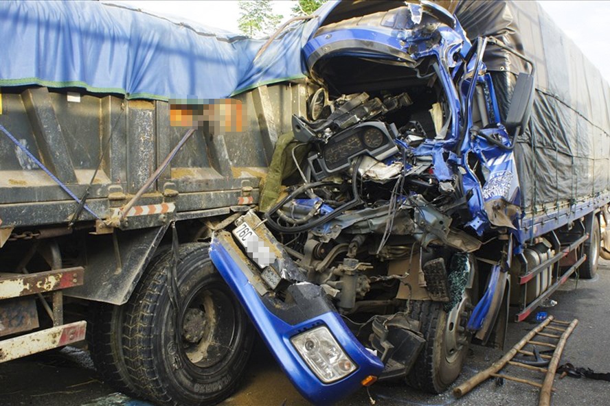 Tranh bo qua quoc lo, 3 xe tai dam lien hoan hinh anh