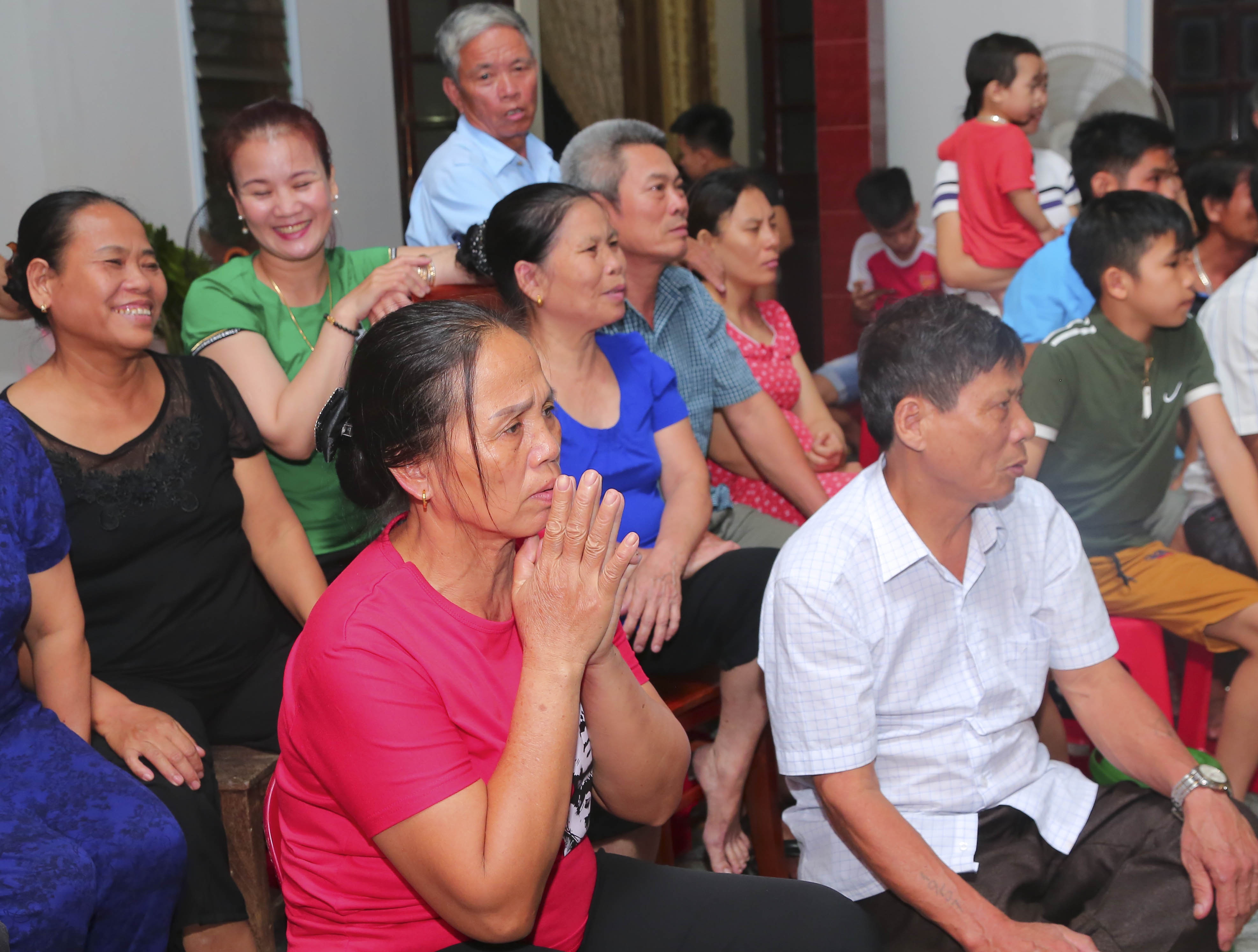 Me hau ve Tien Dung chap tay cau nguyen Olympic Viet Nam chien thang hinh anh