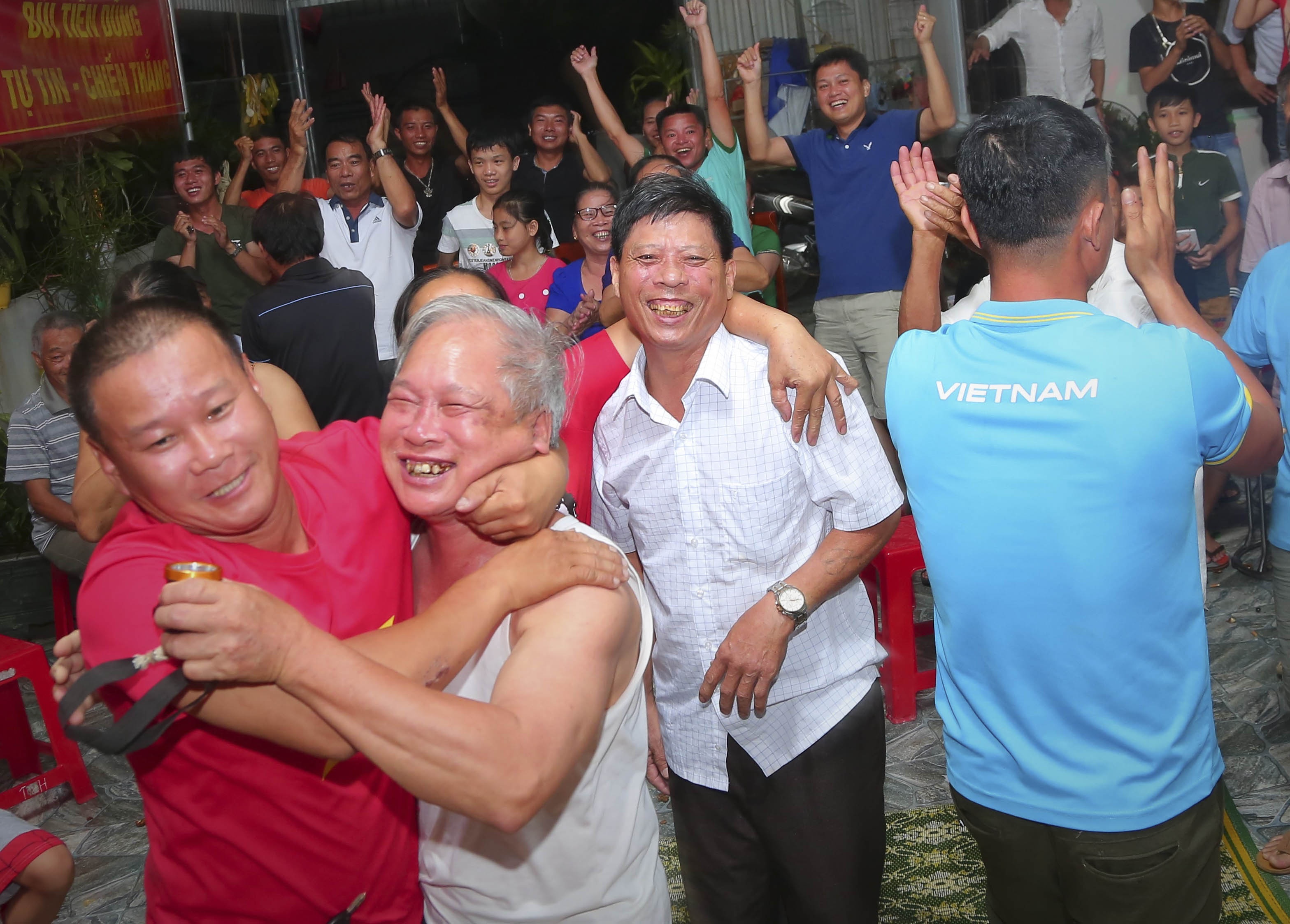 Me hau ve Tien Dung suyt ngat xiu khi Olympic Viet Nam ghi ban hinh anh