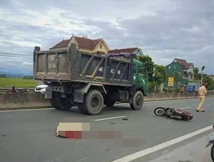 đâm vào đuôi xe tải tử vong ảnh 1 dam vao duoi xe tai tu vong anh 1