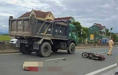 Tong vao duoi xe tai di lui ra quoc lo, mot nguoi tu vong hinh anh