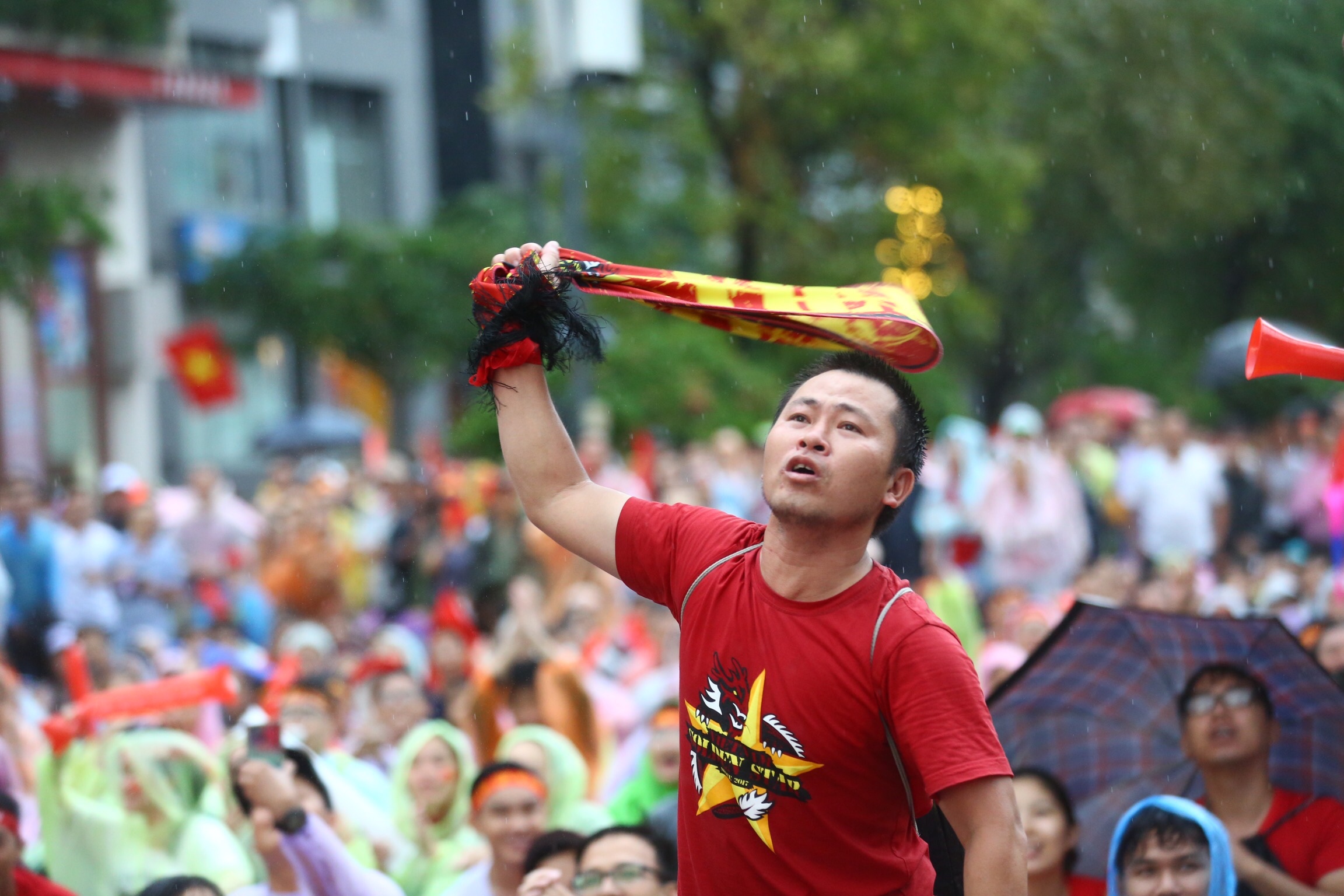 co dong vien doi mua xem Olympic Viet Nam anh 13