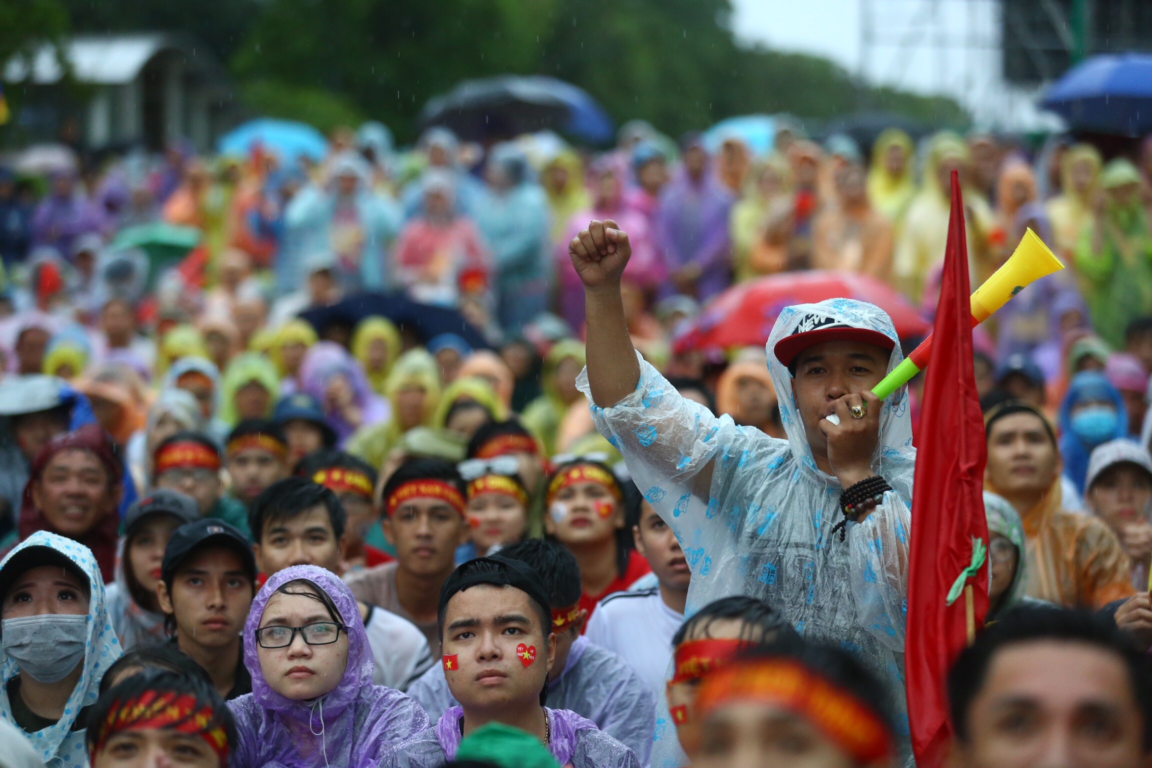 co dong vien doi mua xem Olympic Viet Nam anh 3