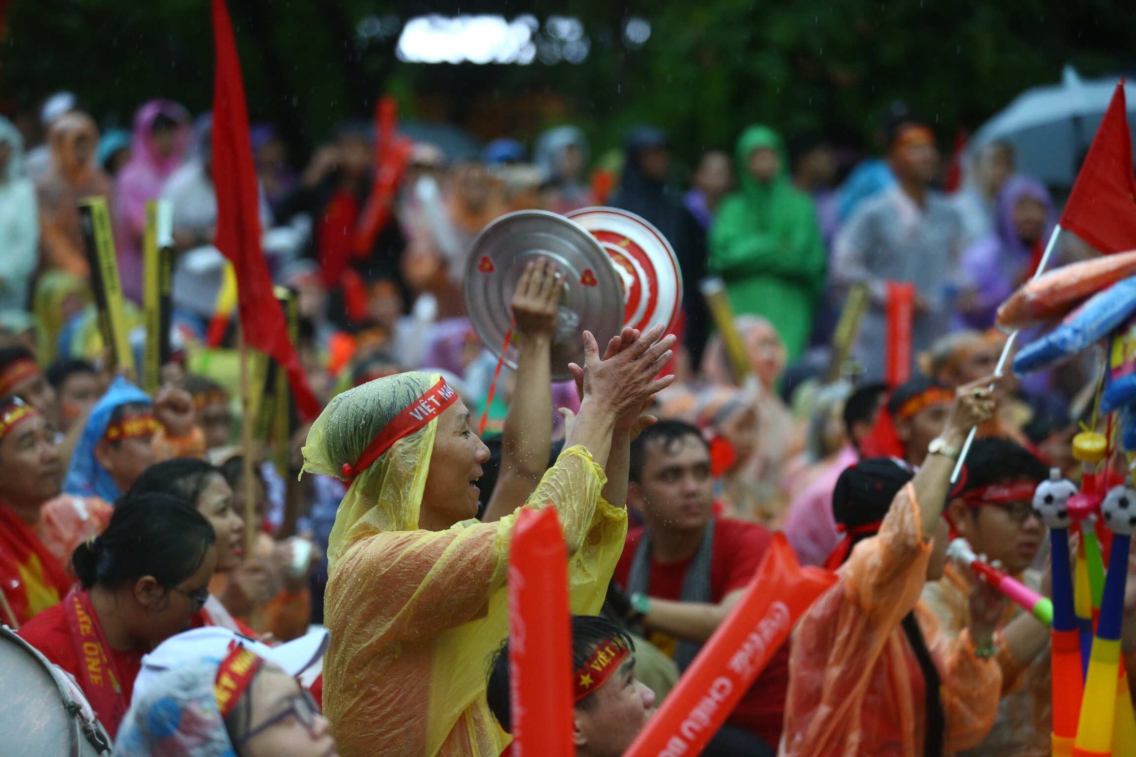 co dong vien doi mua xem Olympic Viet Nam anh 8