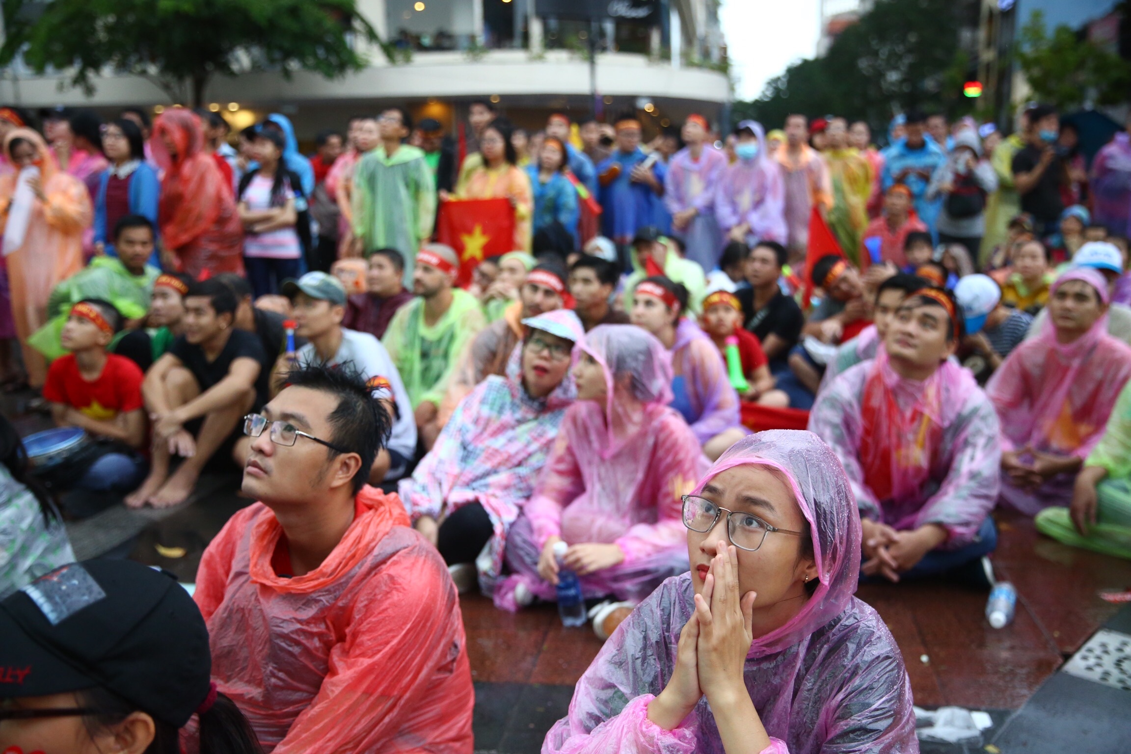 co dong vien doi mua xem Olympic Viet Nam anh 2