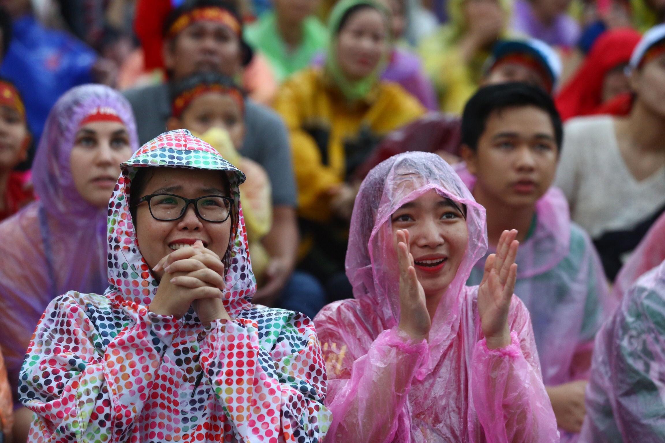 co dong vien doi mua xem Olympic Viet Nam anh 10