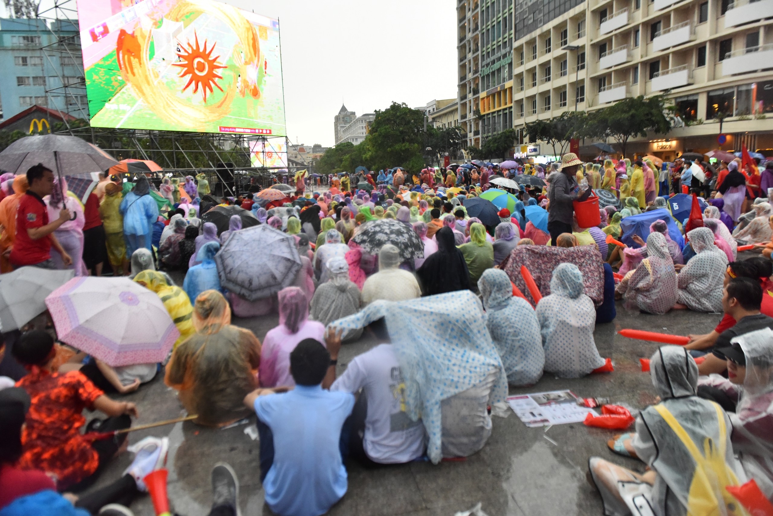 co dong vien doi mua xem Olympic Viet Nam anh 1