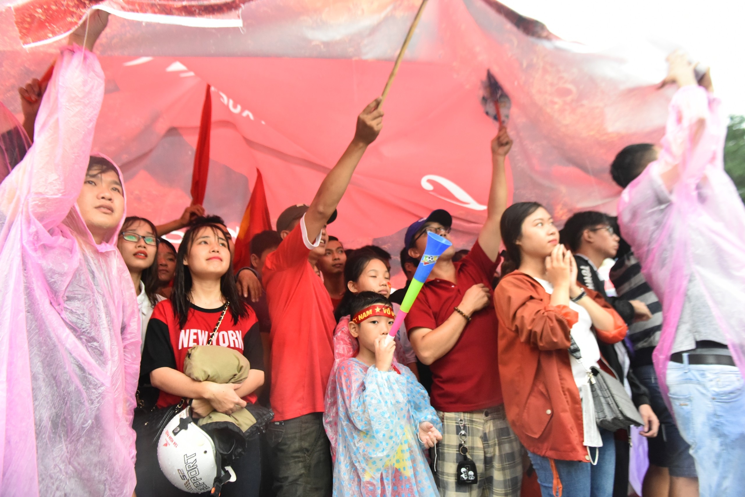 co dong vien doi mua xem Olympic Viet Nam anh 5