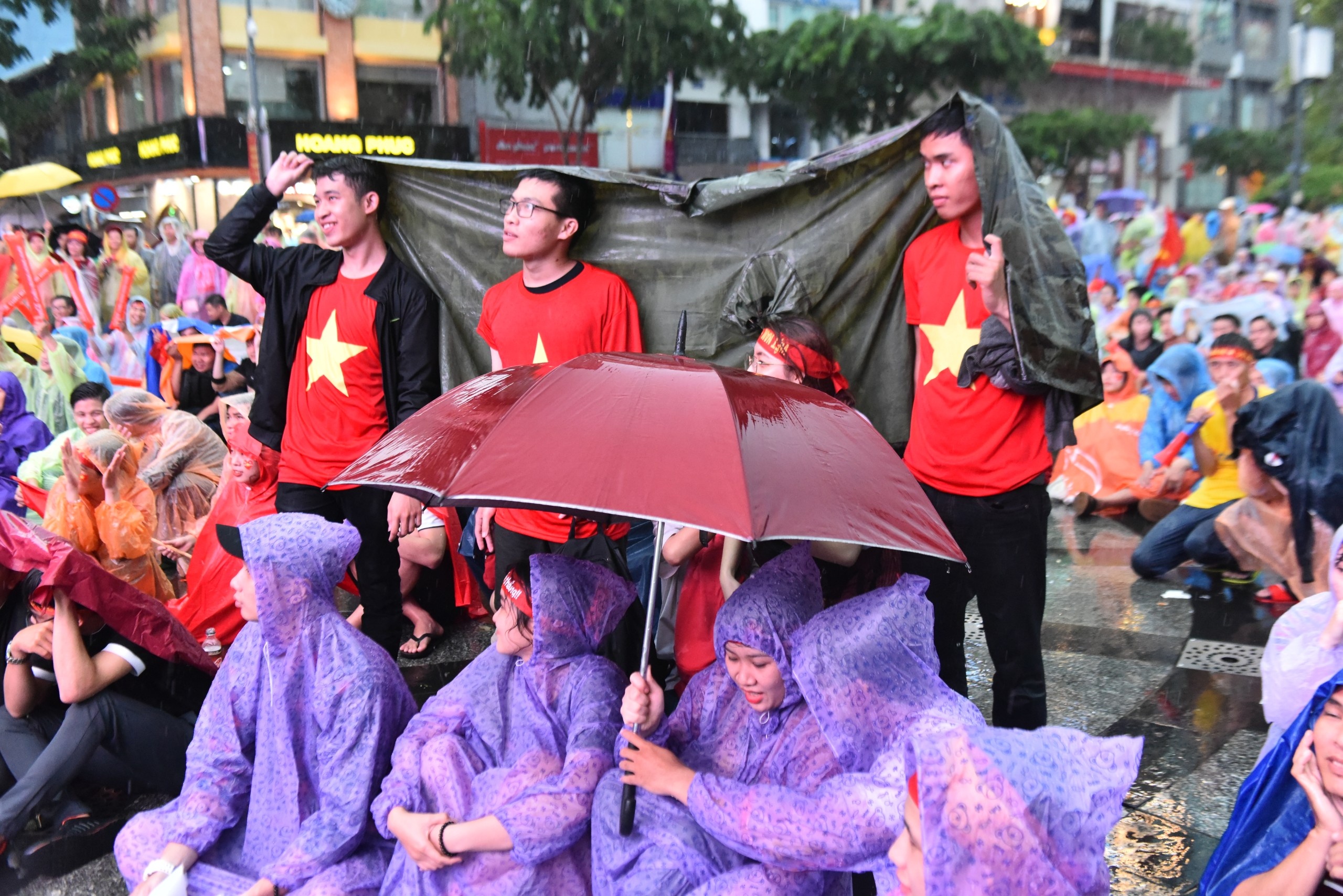 co dong vien doi mua xem Olympic Viet Nam anh 4