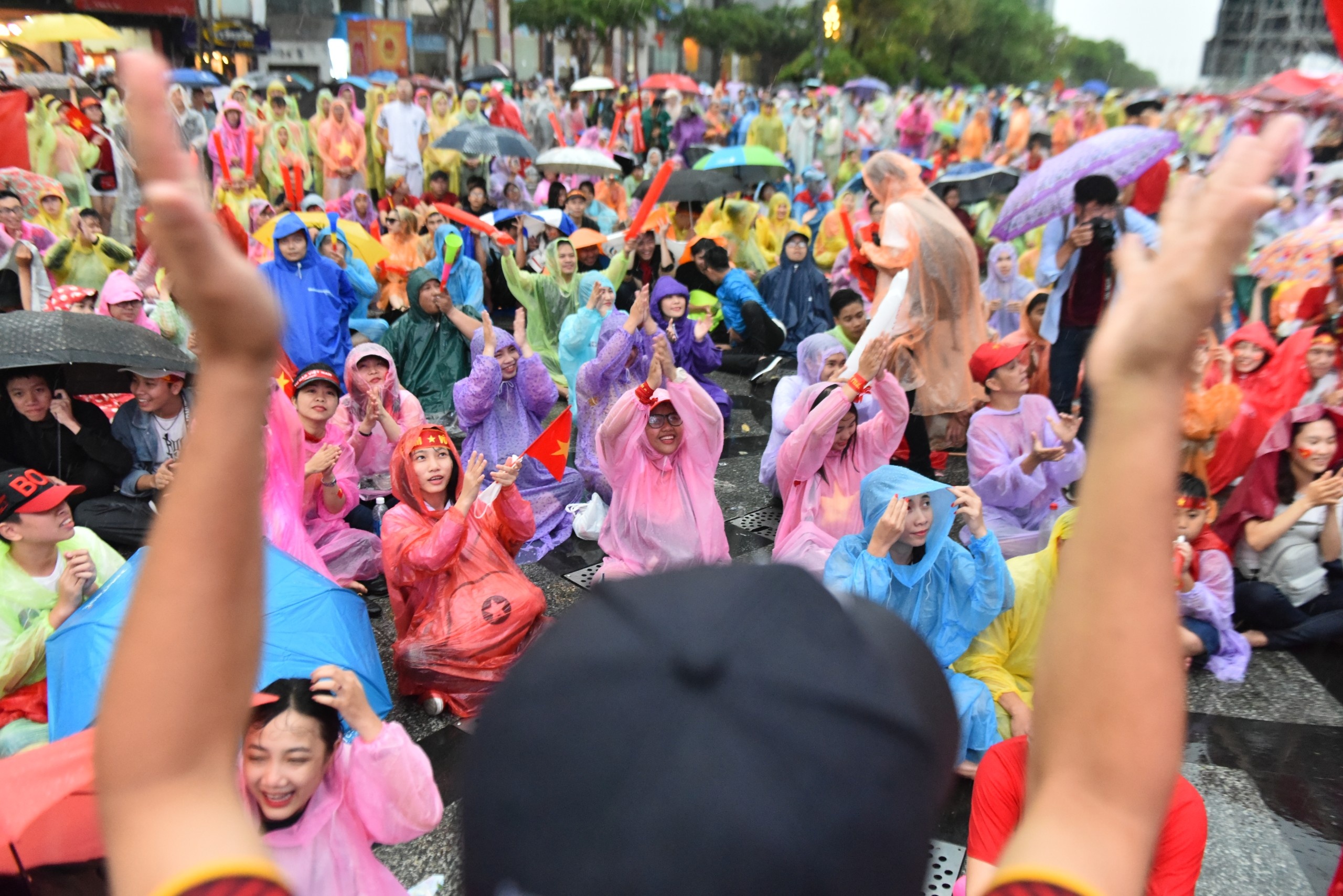 co dong vien doi mua xem Olympic Viet Nam anh 11