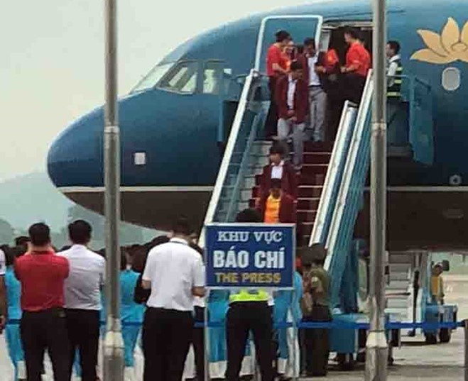 Khoanh khac cac tuyen thu Olympic Viet Nam xuong may bay hinh anh