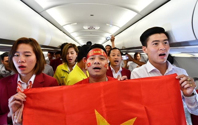 Cac cau thu hat 'Nhu co Bac Ho trong ngay vui dai thang' tren may bay hinh anh