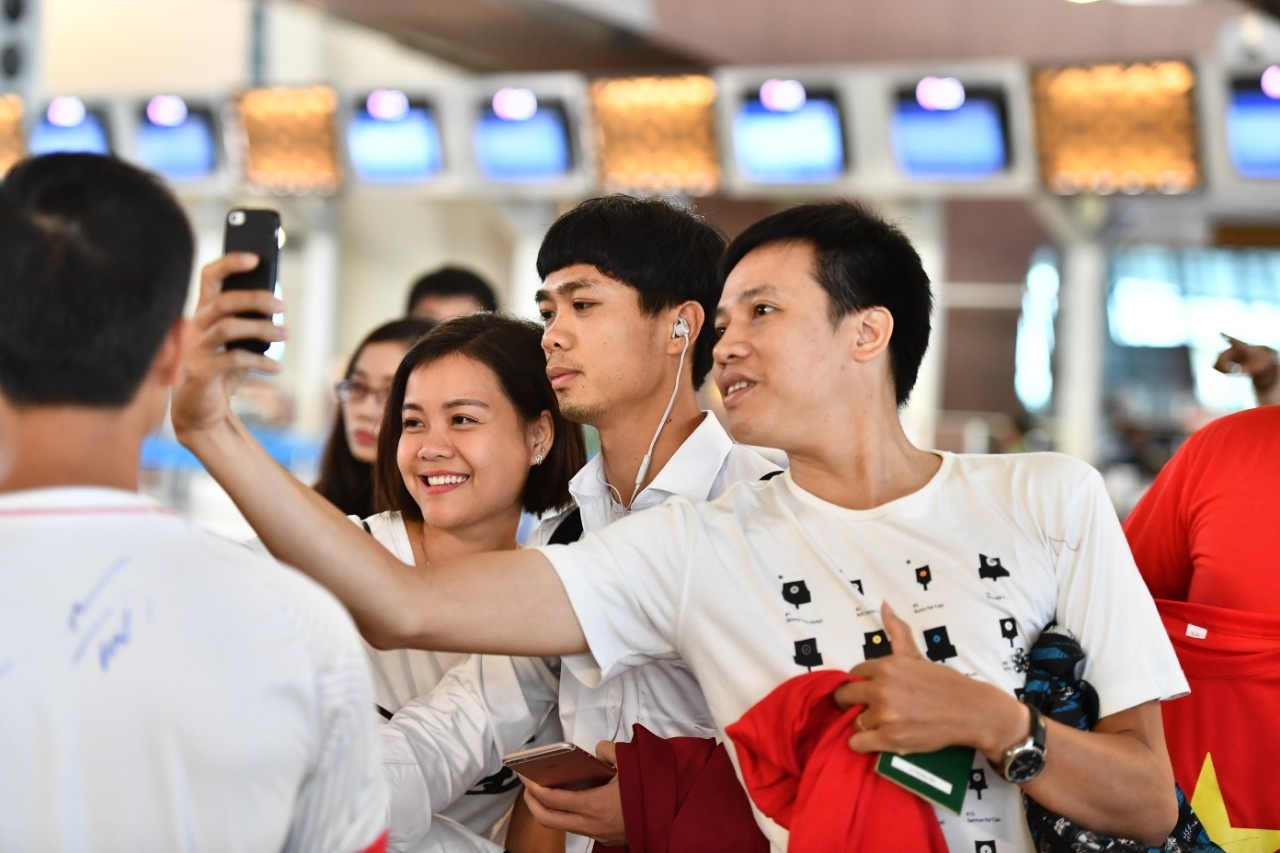 Cau thu Olympic Viet Nam ve nuoc bi fan vay kin o san bay hinh anh