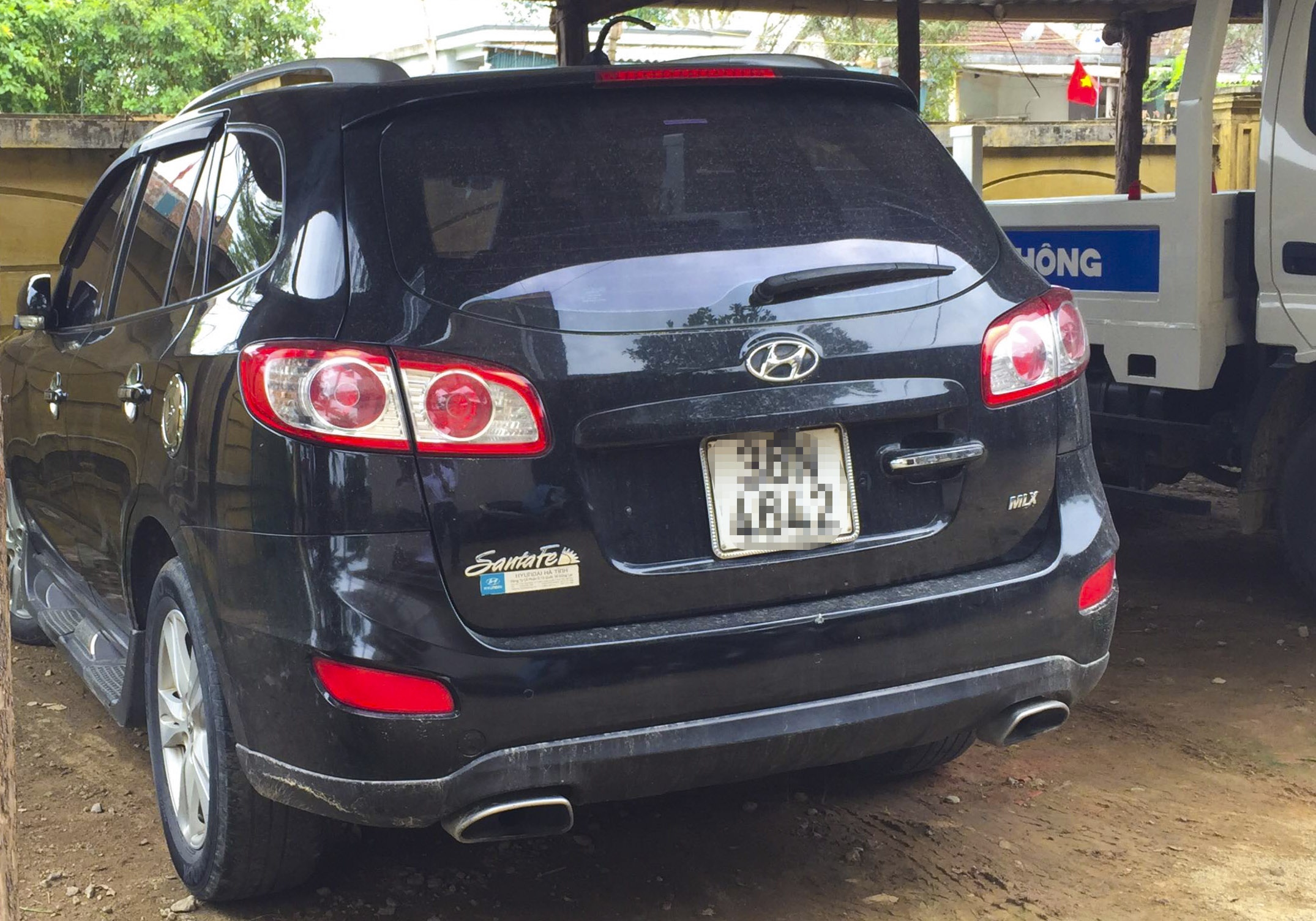 Tai xe oto lao xe vao to CSGT hinh anh