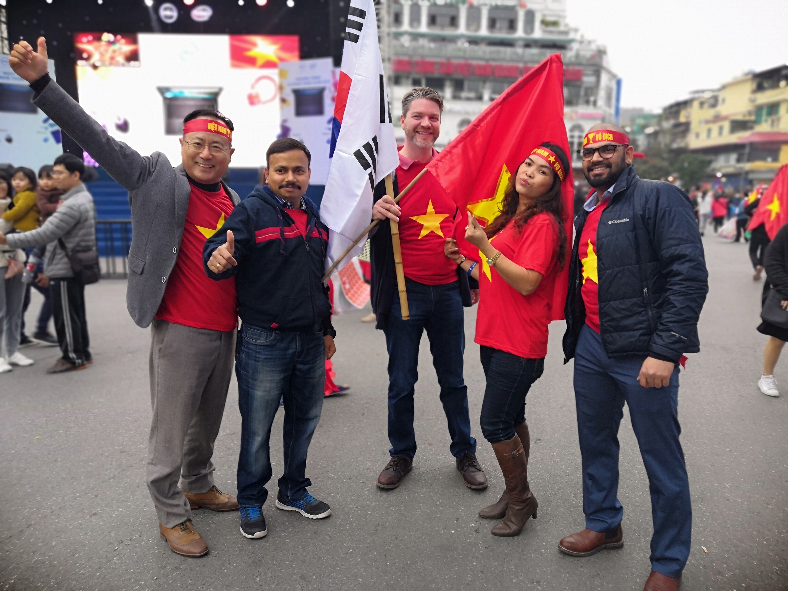 Nguoi nuoc ngoai o Ha Noi chuc doi tuyen Viet Nam chien thang hinh anh