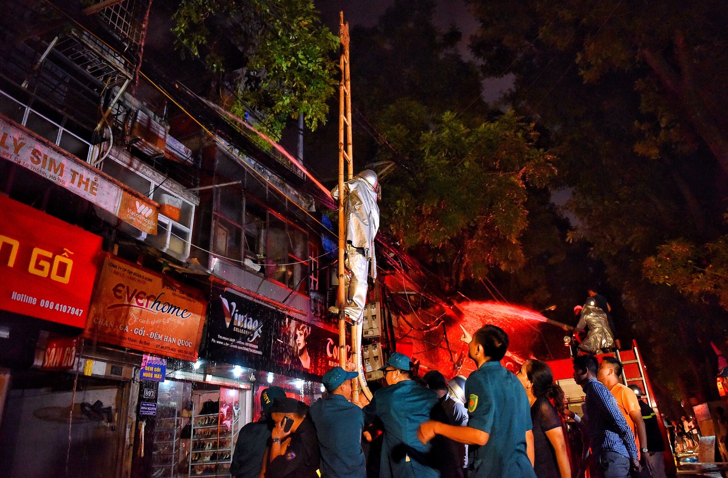 hiện trường vụ cháy nhiều căn nhà ở Hà Nội ảnh 5 hien truong vu chay nhieu can nha o Ha Noi anh 5