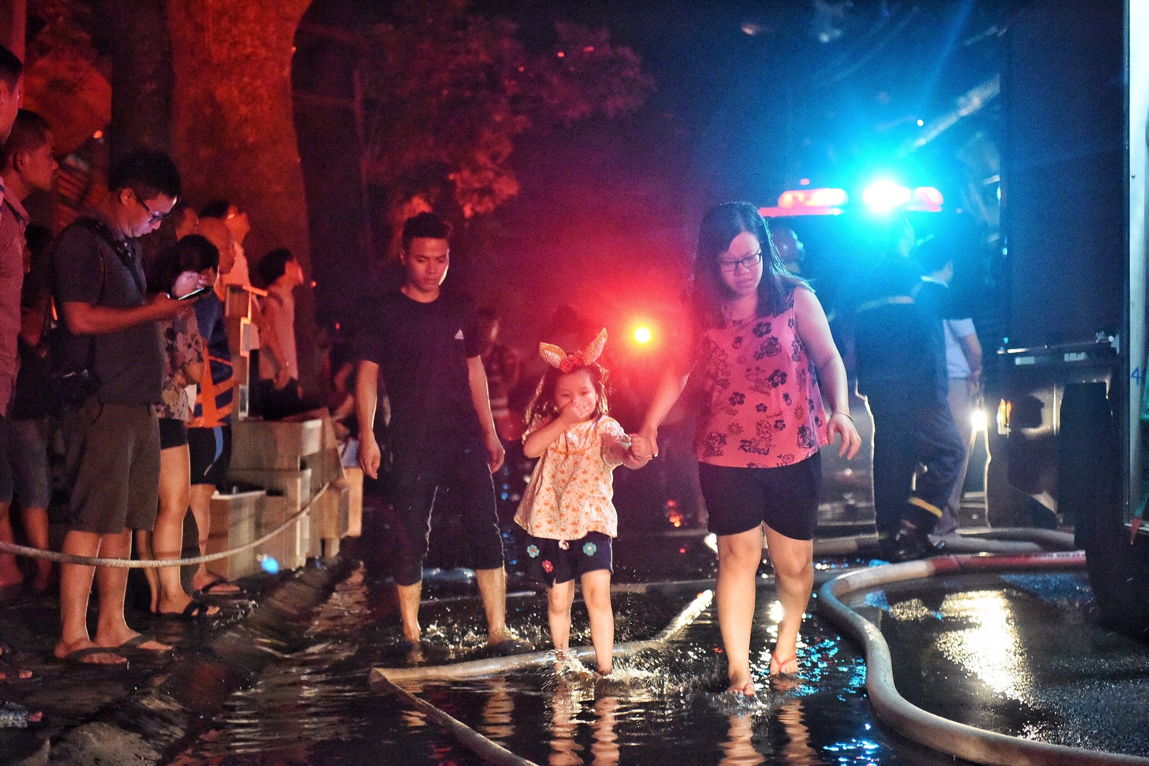 hiện trường vụ cháy nhiều căn nhà ở Hà Nội ảnh 14 hien truong vu chay nhieu can nha o Ha Noi anh 14